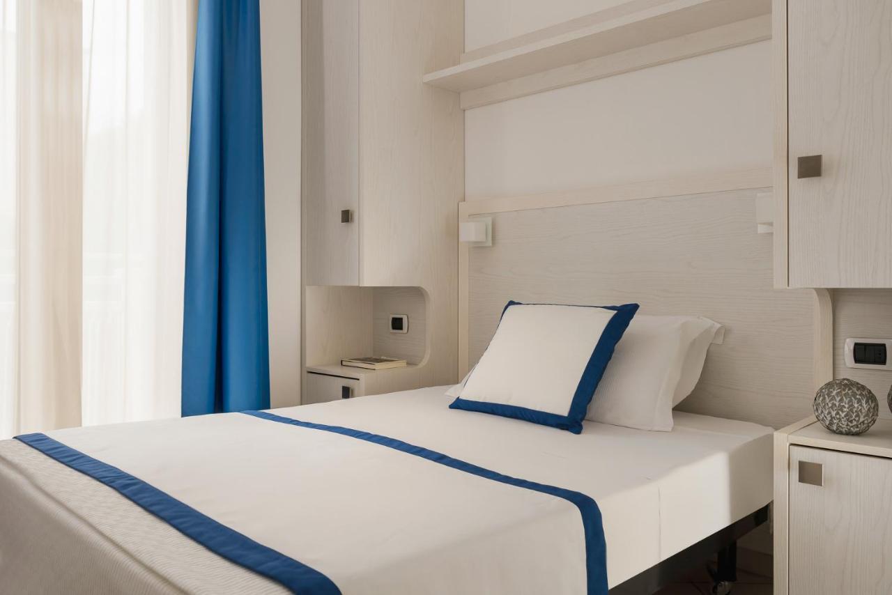 Hotel Embassy Ричоне Екстериор снимка