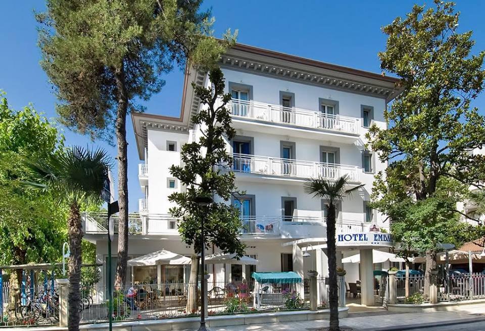 Hotel Embassy Ричоне Екстериор снимка