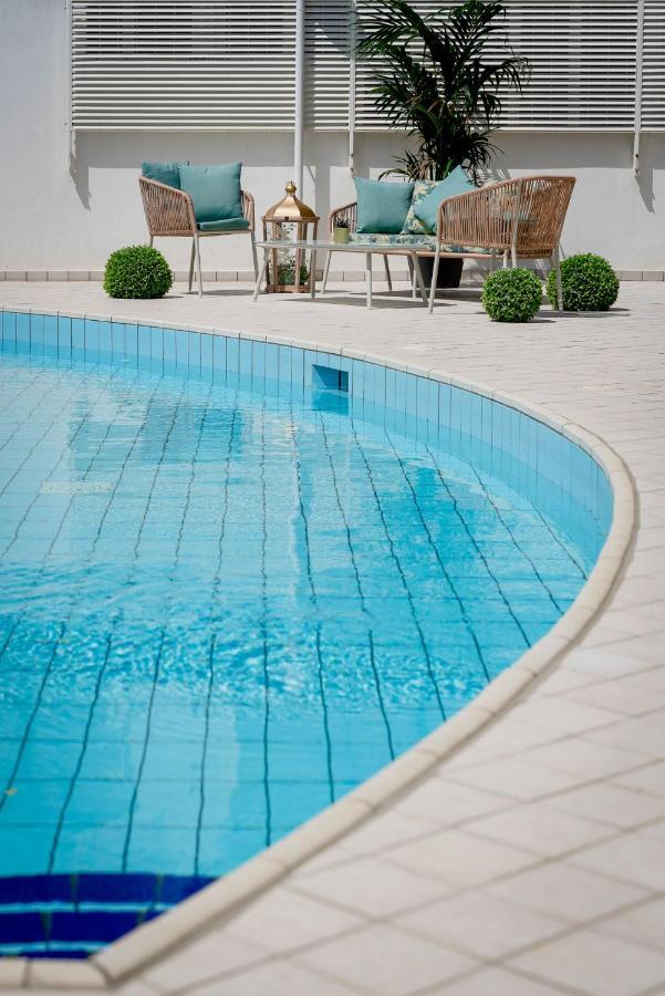 Hotel Embassy Ричоне Екстериор снимка