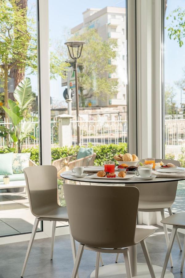 Hotel Embassy Ричоне Екстериор снимка