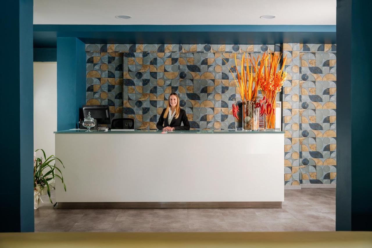 Hotel Embassy Ричоне Екстериор снимка